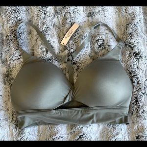 NWT NEW Victoria’s Secret Body By Victoria Wireless Uplift Bra Size 32C Gray